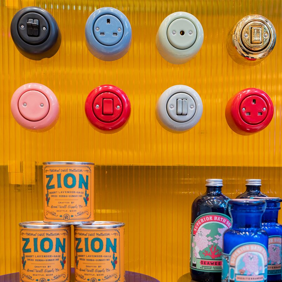 PORCELAIN KATY PATY COLONA ROUND SURFACE MOUNTED CABLE GLAND SOCKET GOLD - DYKE & DEAN