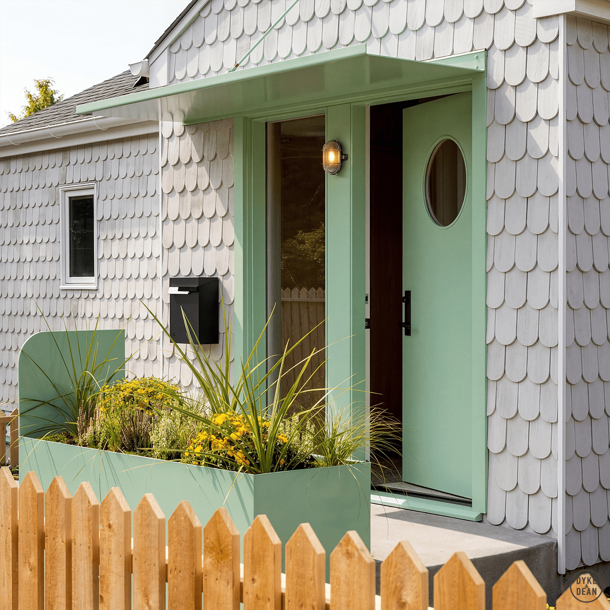 SMALL BLACK WATERPROOF BULKHEAD WITH CAGE - DYKE & DEAN