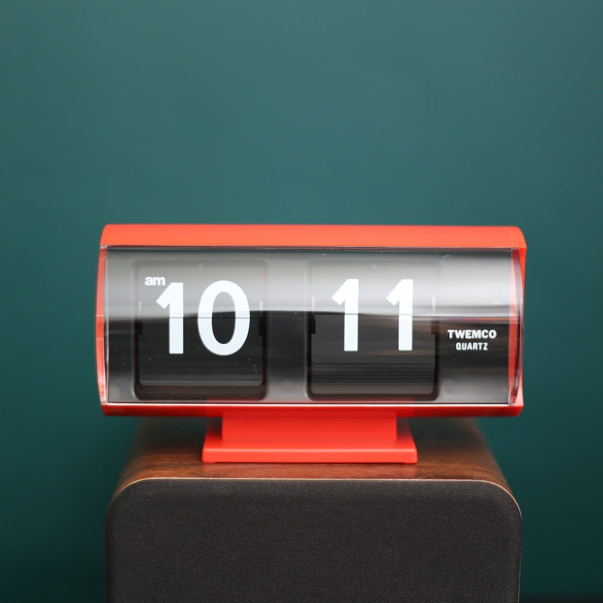 TWEMCO SMALL FLIP CLOCK QT-30T RED - DYKE & DEAN