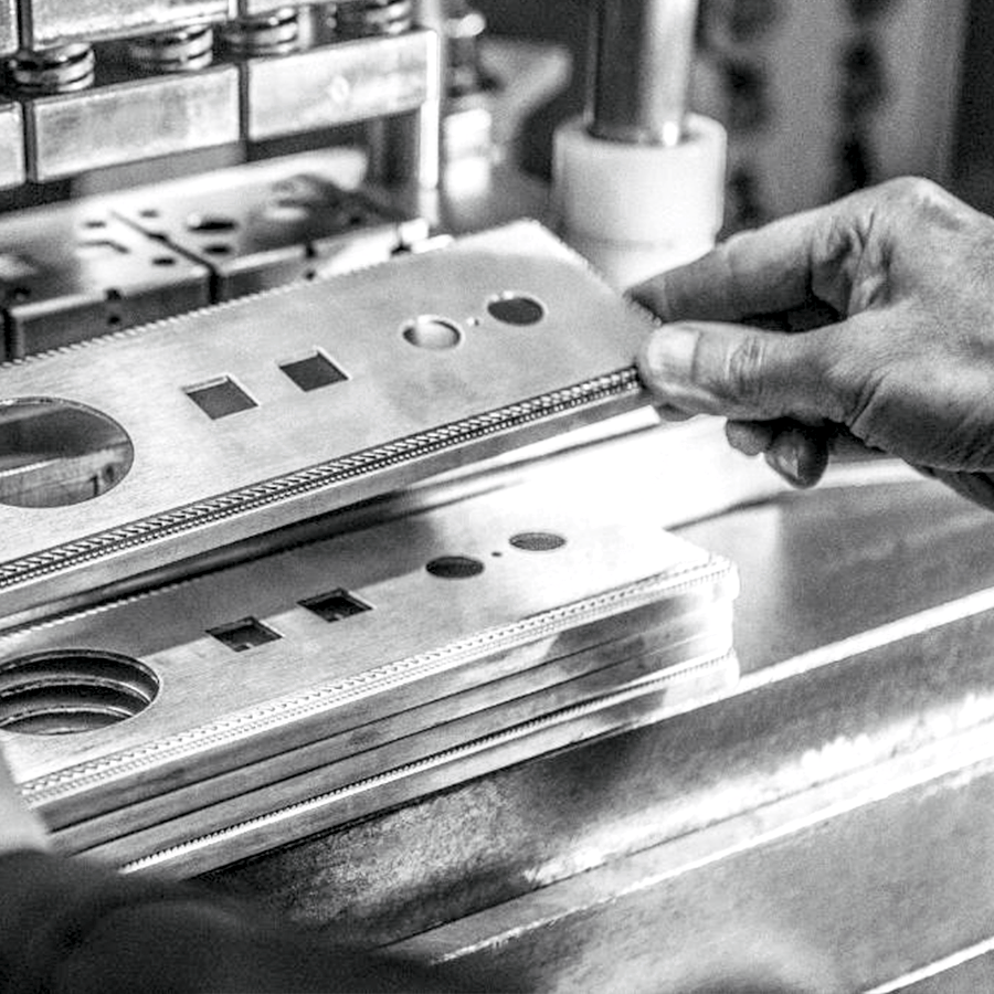 WHITE CERAMIC 2 WAY TOGGLE WALL SWITCH BLACK - DYKE & DEAN